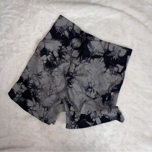 Stylish Black and Gray Seamless Scrunch Women's Workout Shorts